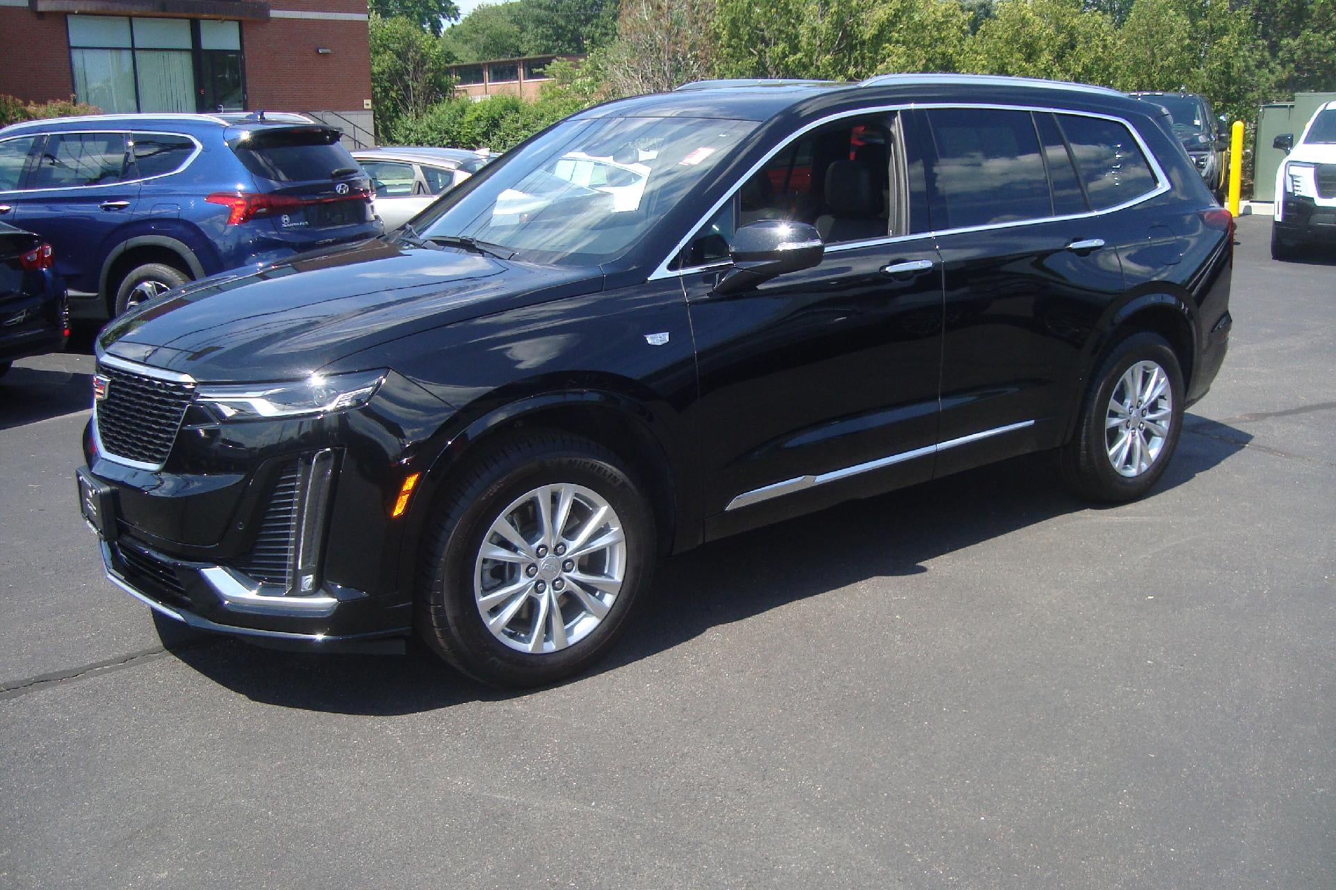 2024 Cadillac XT6 AWD Luxury in Stellar Black Metallic — front three-quarter view